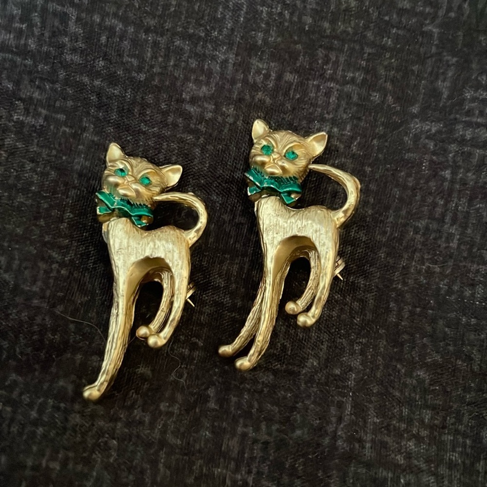 Vintage cat brooch pair